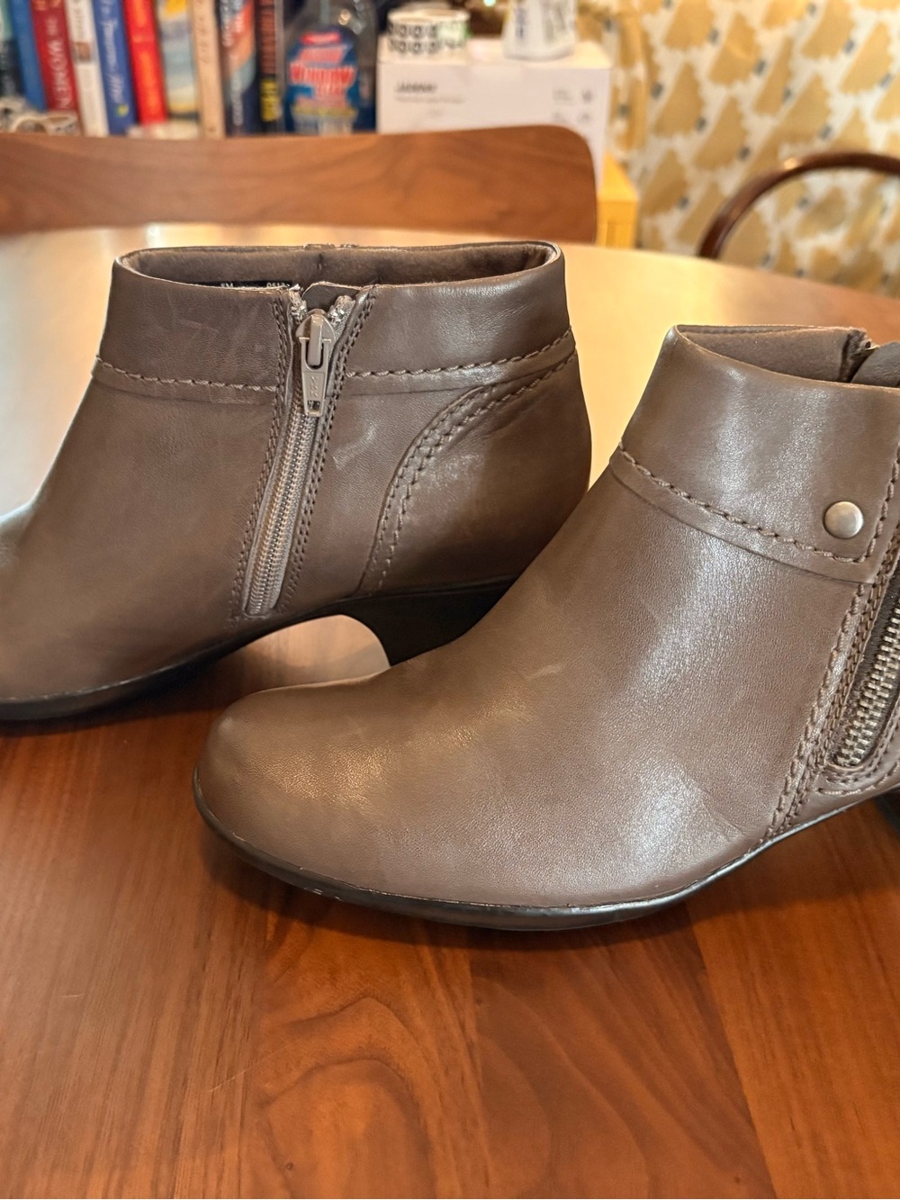 Clarks Bendables Taupe Leather Ankle Boots Booties Size 8M